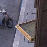 Entriamo in casa di Maril� che ci spiega un po� la vita del quartiere. �In questa strada ci conosciamo un po� tutti � ci dice � e non di rado capita che le signore si chiamino dalla finestra per parlare o scambiarsi qualcosa�. Affacciandoci riusciamo a carpire il folklore tipico di questa parte di Bari: da una finestra sotto di noi sporgono infatti delle orecchiette appena fatte, messe fuori ad �asciugare� (foto di Gennaro Gargiulo)